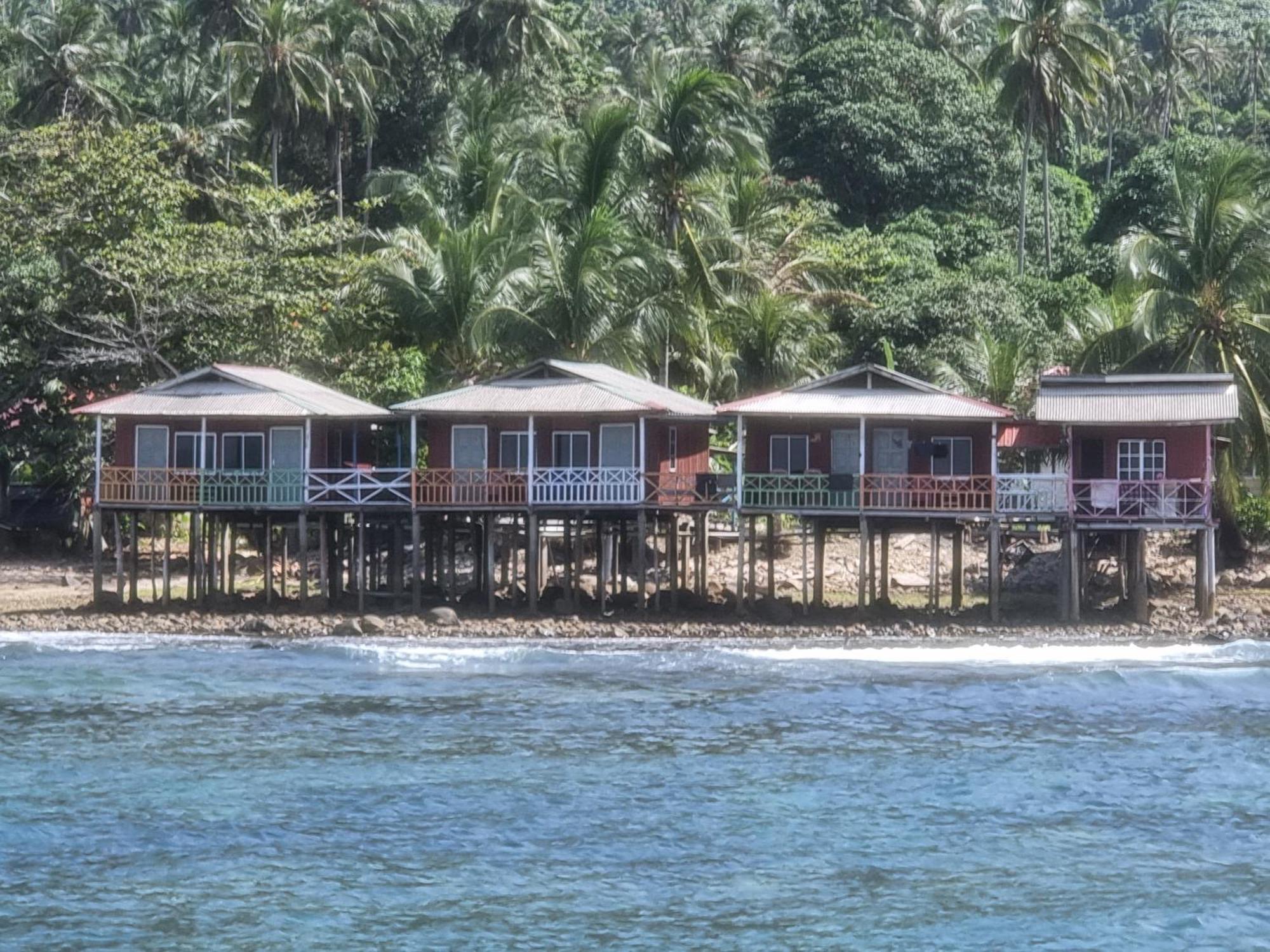 ホテル Mukut Seaview Kampong Mukut エクステリア 写真